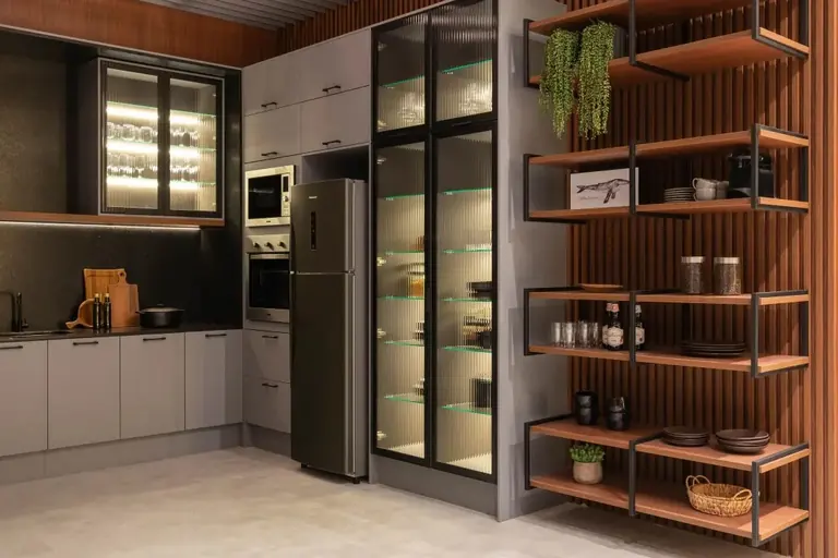 Cozinha planejada com armários altos e adega climatizada embutida