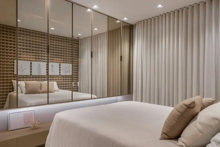 Dormitório planejado com closet espelhado e penteadeira